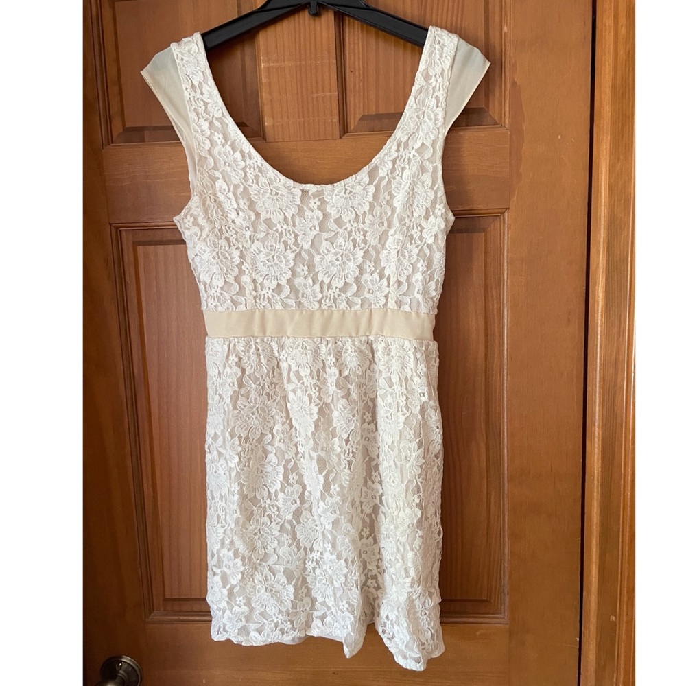 Lace mini dress, keyhole back